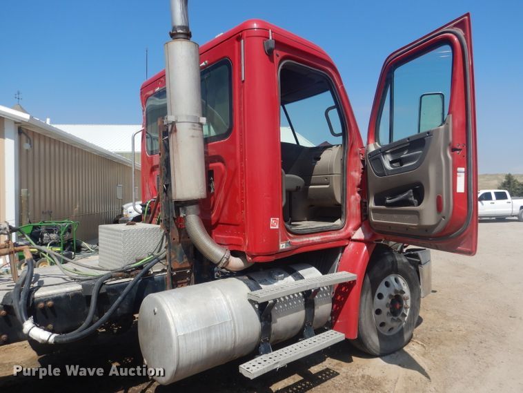 image for item HU9273 2010 Freightliner Cascadia 113  semi truck