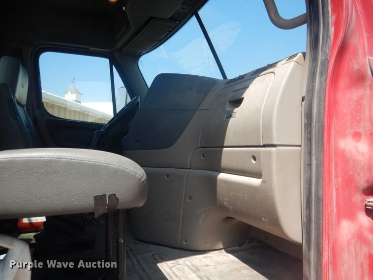 image for item HU9273 2010 Freightliner Cascadia 113  semi truck