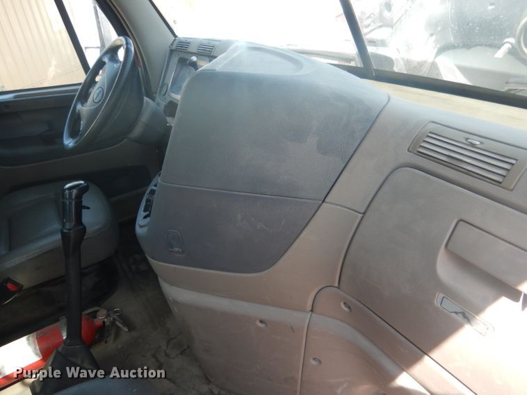 image for item HU9273 2010 Freightliner Cascadia 113  semi truck