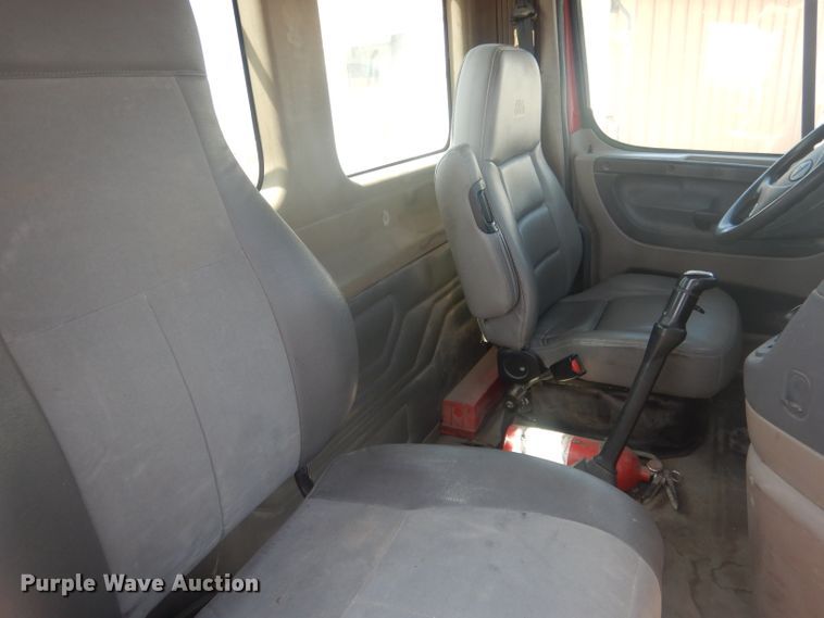 image for item HU9273 2010 Freightliner Cascadia 113  semi truck