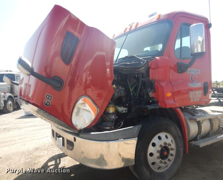 image for item HU9273 2010 Freightliner Cascadia 113  semi truck