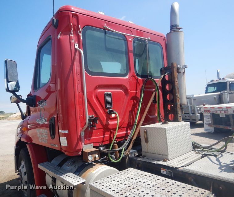 image for item HU9273 2010 Freightliner Cascadia 113  semi truck