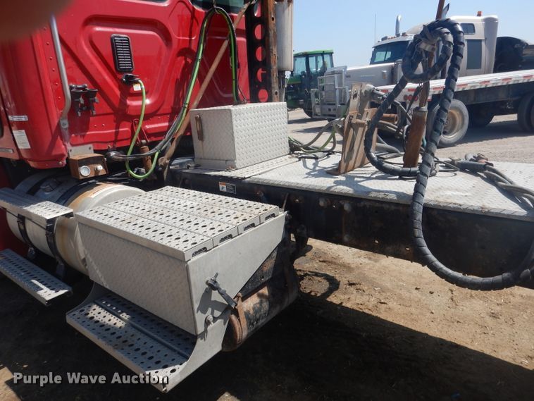 image for item HU9273 2010 Freightliner Cascadia 113  semi truck