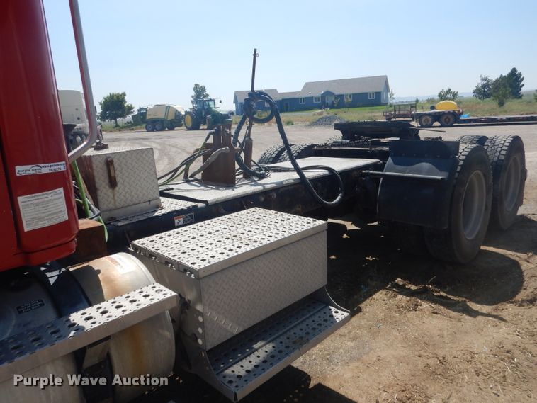 image for item HU9273 2010 Freightliner Cascadia 113  semi truck