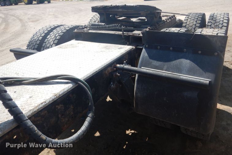 image for item HU9273 2010 Freightliner Cascadia 113  semi truck