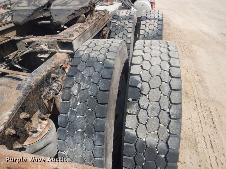 image for item HU9273 2010 Freightliner Cascadia 113  semi truck