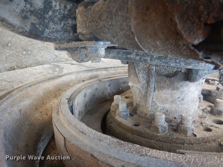 image for item HU9273 2010 Freightliner Cascadia 113  semi truck