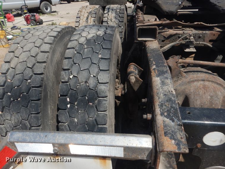 image for item HU9273 2010 Freightliner Cascadia 113  semi truck