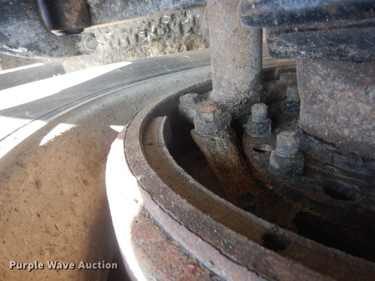 image for item HU9273 2010 Freightliner Cascadia 113  semi truck