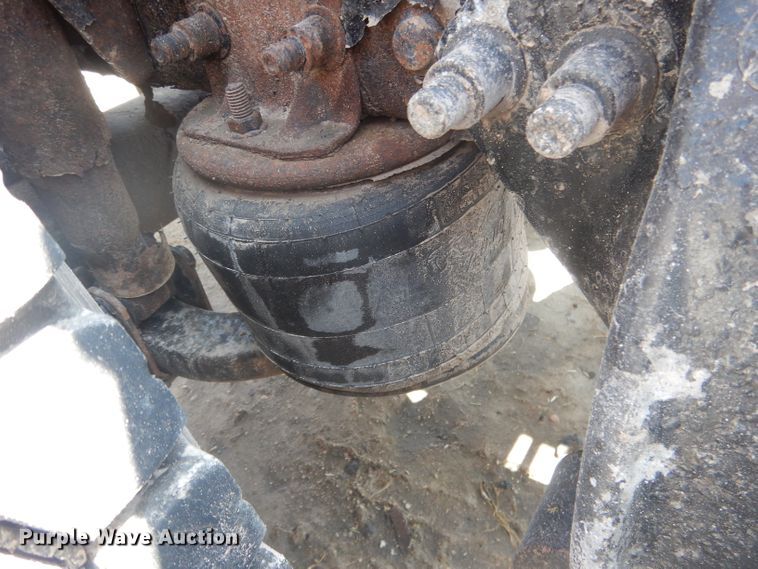 image for item HU9273 2010 Freightliner Cascadia 113  semi truck