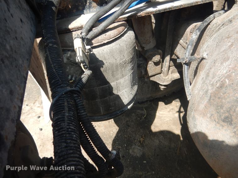 image for item HU9273 2010 Freightliner Cascadia 113  semi truck