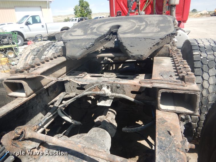 image for item HU9273 2010 Freightliner Cascadia 113  semi truck