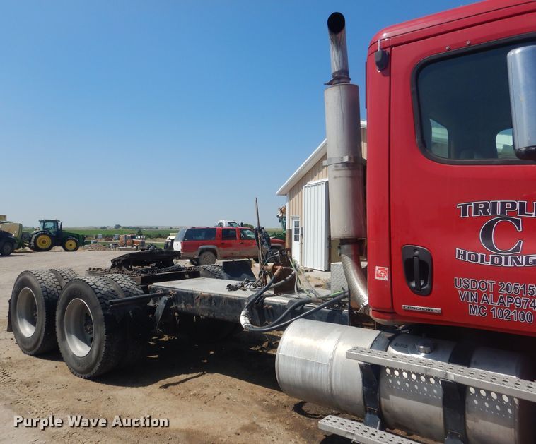 image for item HU9273 2010 Freightliner Cascadia 113  semi truck