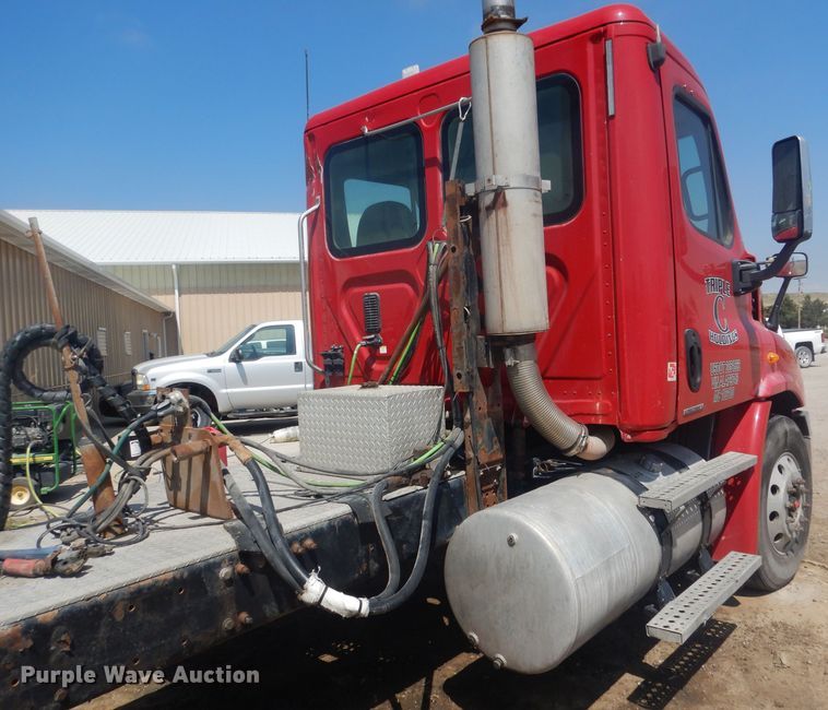 image for item HU9273 2010 Freightliner Cascadia 113  semi truck