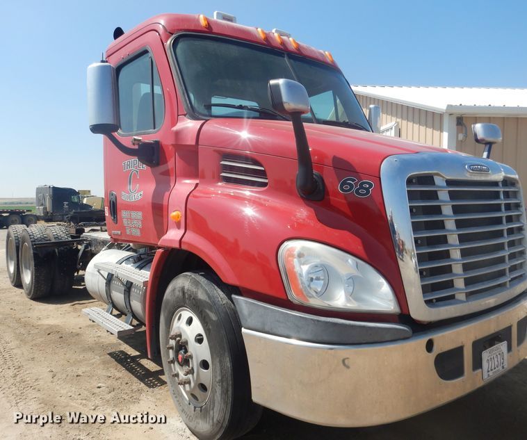 image for item HU9273 2010 Freightliner Cascadia 113  semi truck