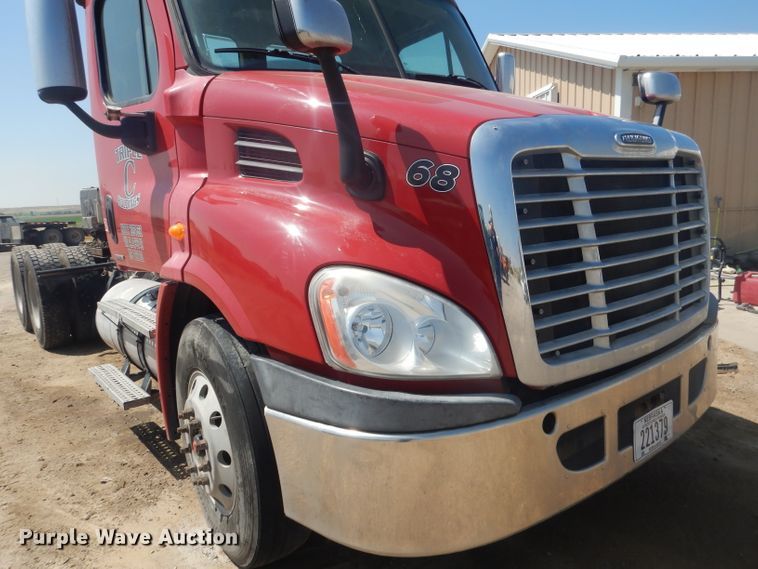 image for item HU9273 2010 Freightliner Cascadia 113  semi truck