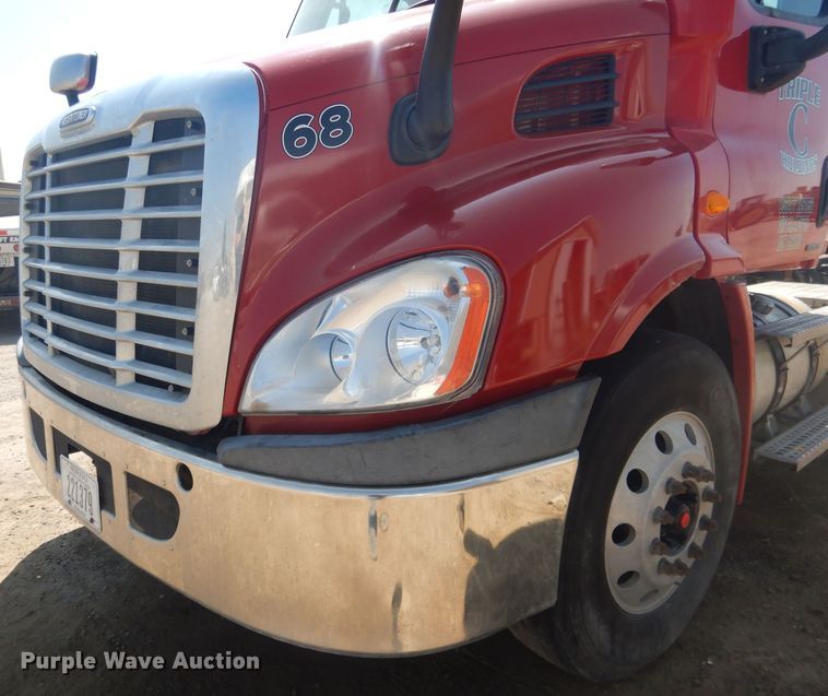 image for item HU9273 2010 Freightliner Cascadia 113  semi truck