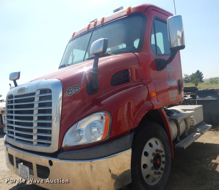image for item HU9273 2010 Freightliner Cascadia 113  semi truck