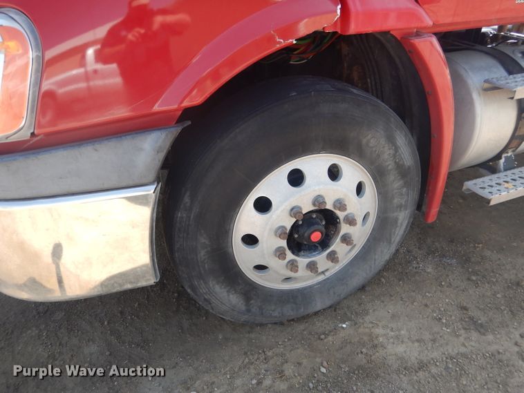 image for item HU9273 2010 Freightliner Cascadia 113  semi truck