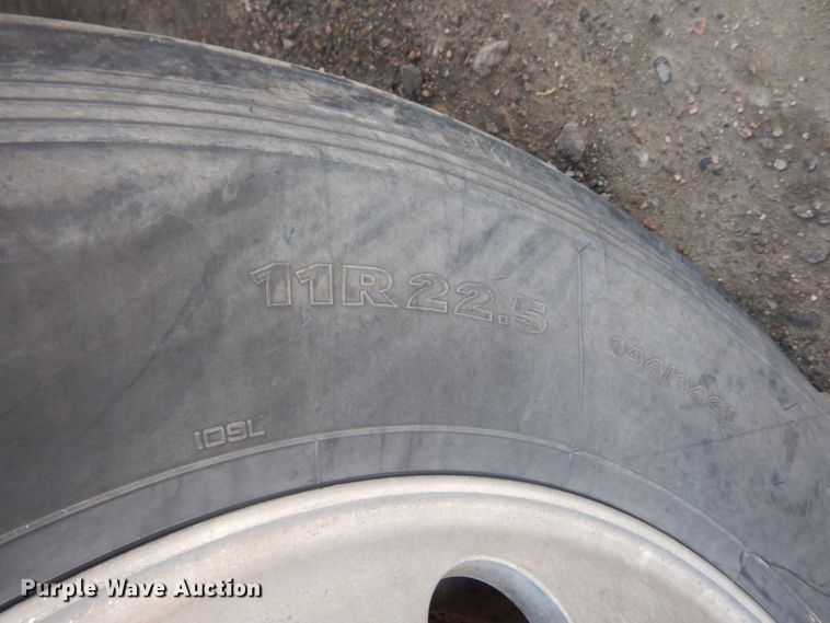 image for item HU9273 2010 Freightliner Cascadia 113  semi truck