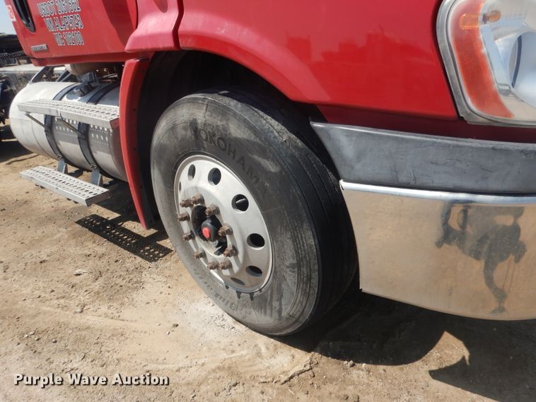 image for item HU9273 2010 Freightliner Cascadia 113  semi truck