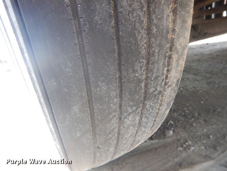 image for item HU9273 2010 Freightliner Cascadia 113  semi truck