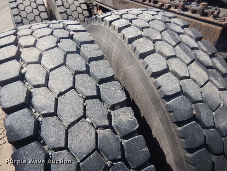 image for item HU9273 2010 Freightliner Cascadia 113  semi truck