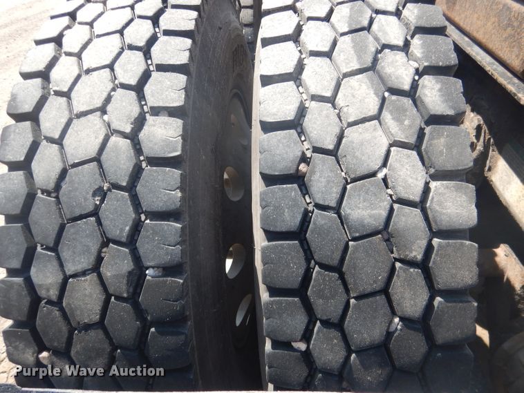 image for item HU9273 2010 Freightliner Cascadia 113  semi truck