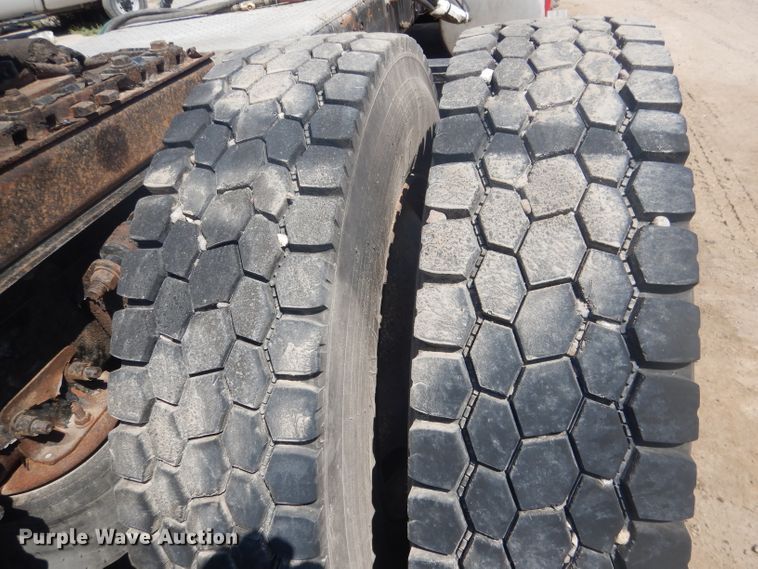 image for item HU9273 2010 Freightliner Cascadia 113  semi truck