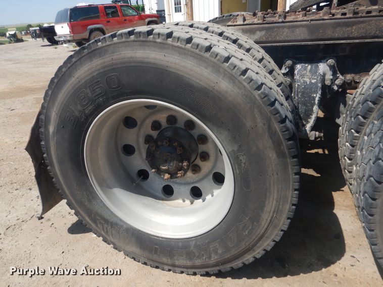 image for item HU9273 2010 Freightliner Cascadia 113  semi truck