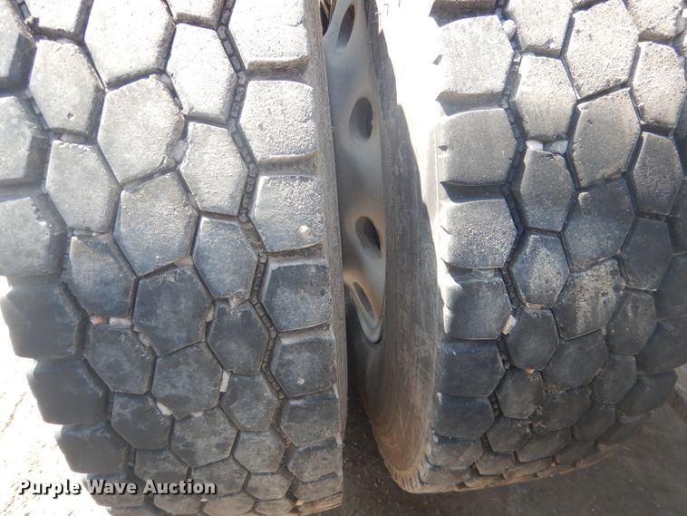 image for item HU9273 2010 Freightliner Cascadia 113  semi truck