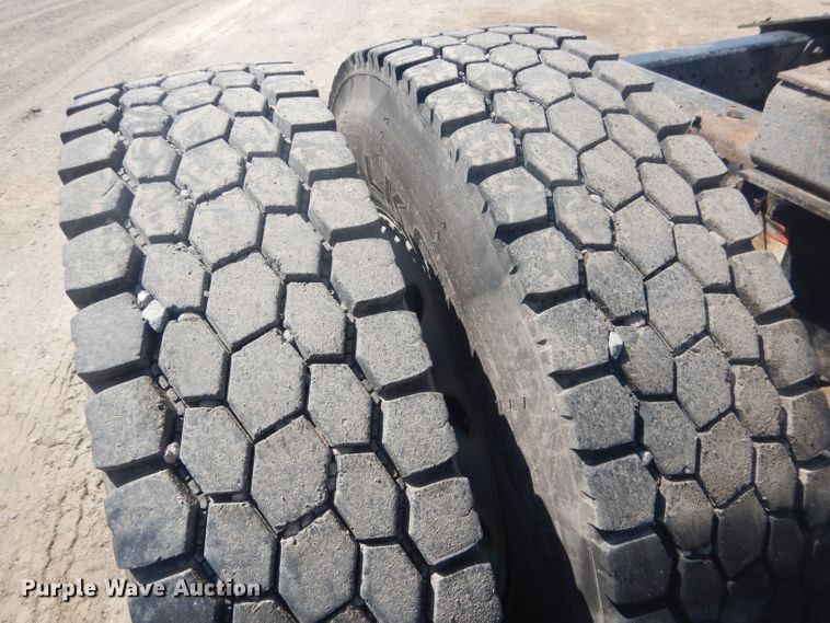 image for item HU9273 2010 Freightliner Cascadia 113  semi truck