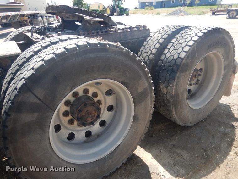 image for item HU9273 2010 Freightliner Cascadia 113  semi truck