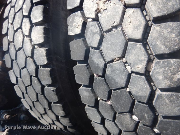 image for item HU9273 2010 Freightliner Cascadia 113  semi truck