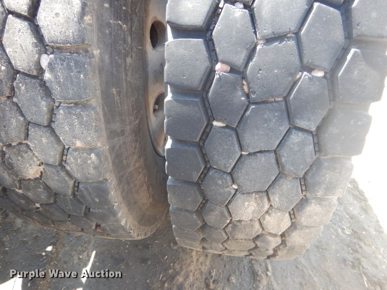 image for item HU9273 2010 Freightliner Cascadia 113  semi truck