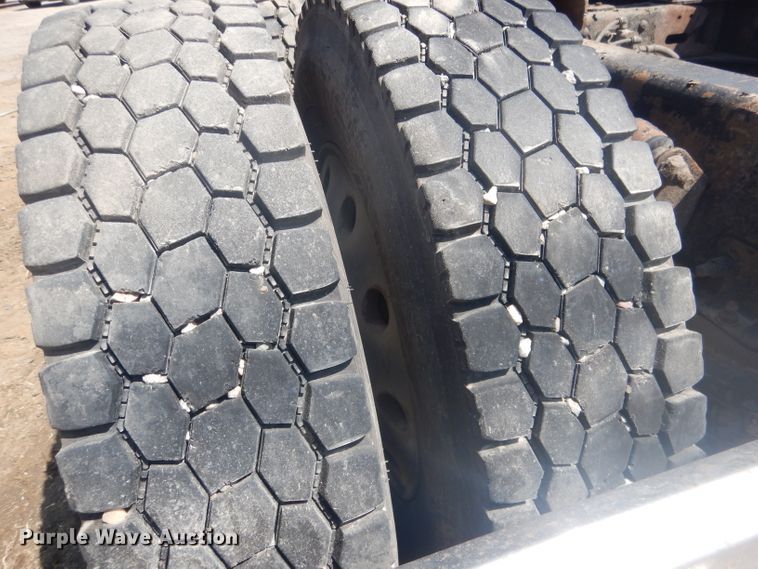 image for item HU9273 2010 Freightliner Cascadia 113  semi truck