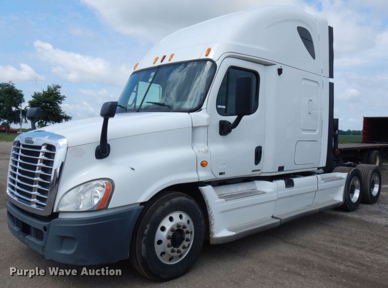 image for item IL9945 2011 Freightliner Cascadia 125  semi truck