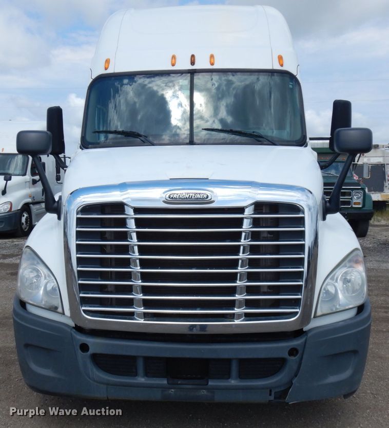 image for item IL9945 2011 Freightliner Cascadia 125  semi truck
