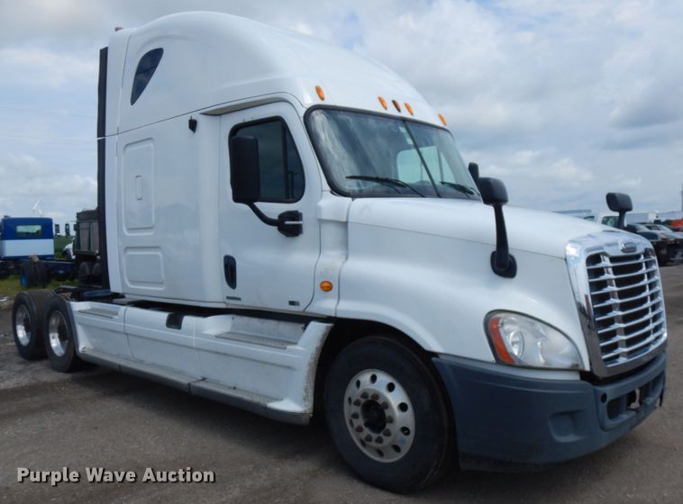 image for item IL9945 2011 Freightliner Cascadia 125  semi truck