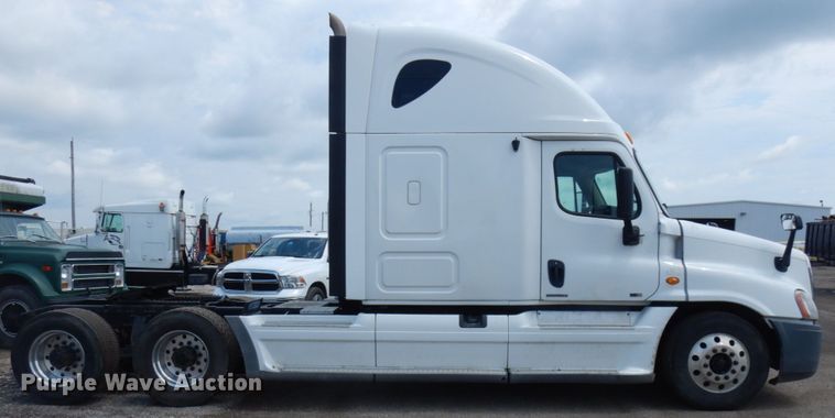 image for item IL9945 2011 Freightliner Cascadia 125  semi truck