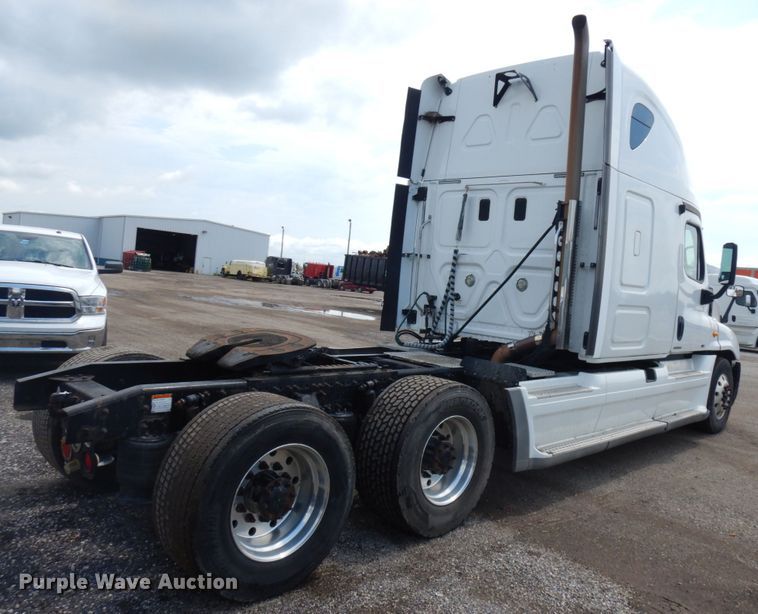 image for item IL9945 2011 Freightliner Cascadia 125  semi truck