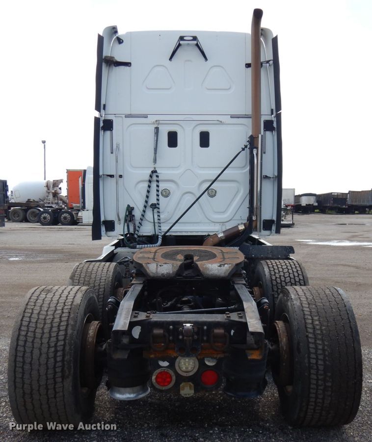 image for item IL9945 2011 Freightliner Cascadia 125  semi truck