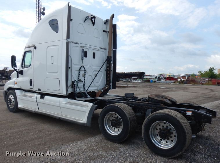 image for item IL9945 2011 Freightliner Cascadia 125  semi truck