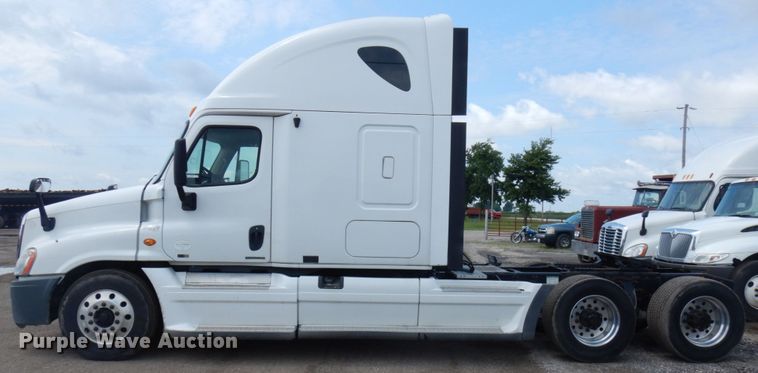 image for item IL9945 2011 Freightliner Cascadia 125  semi truck