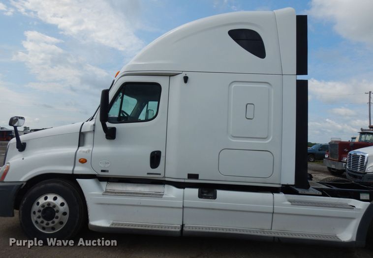 image for item IL9945 2011 Freightliner Cascadia 125  semi truck