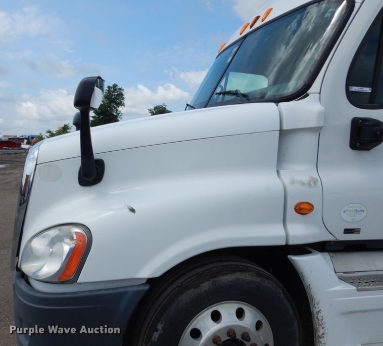 image for item IL9945 2011 Freightliner Cascadia 125  semi truck