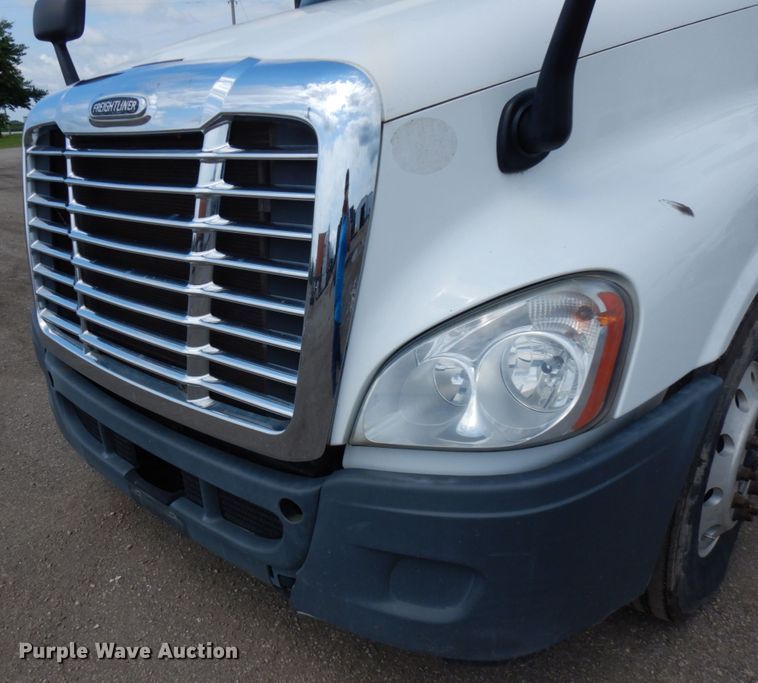 image for item IL9945 2011 Freightliner Cascadia 125  semi truck