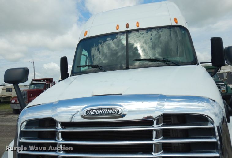 image for item IL9945 2011 Freightliner Cascadia 125  semi truck