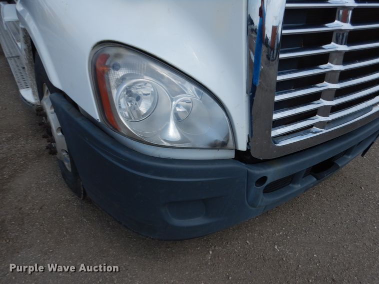 image for item IL9945 2011 Freightliner Cascadia 125  semi truck