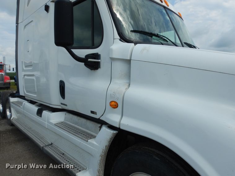 image for item IL9945 2011 Freightliner Cascadia 125  semi truck